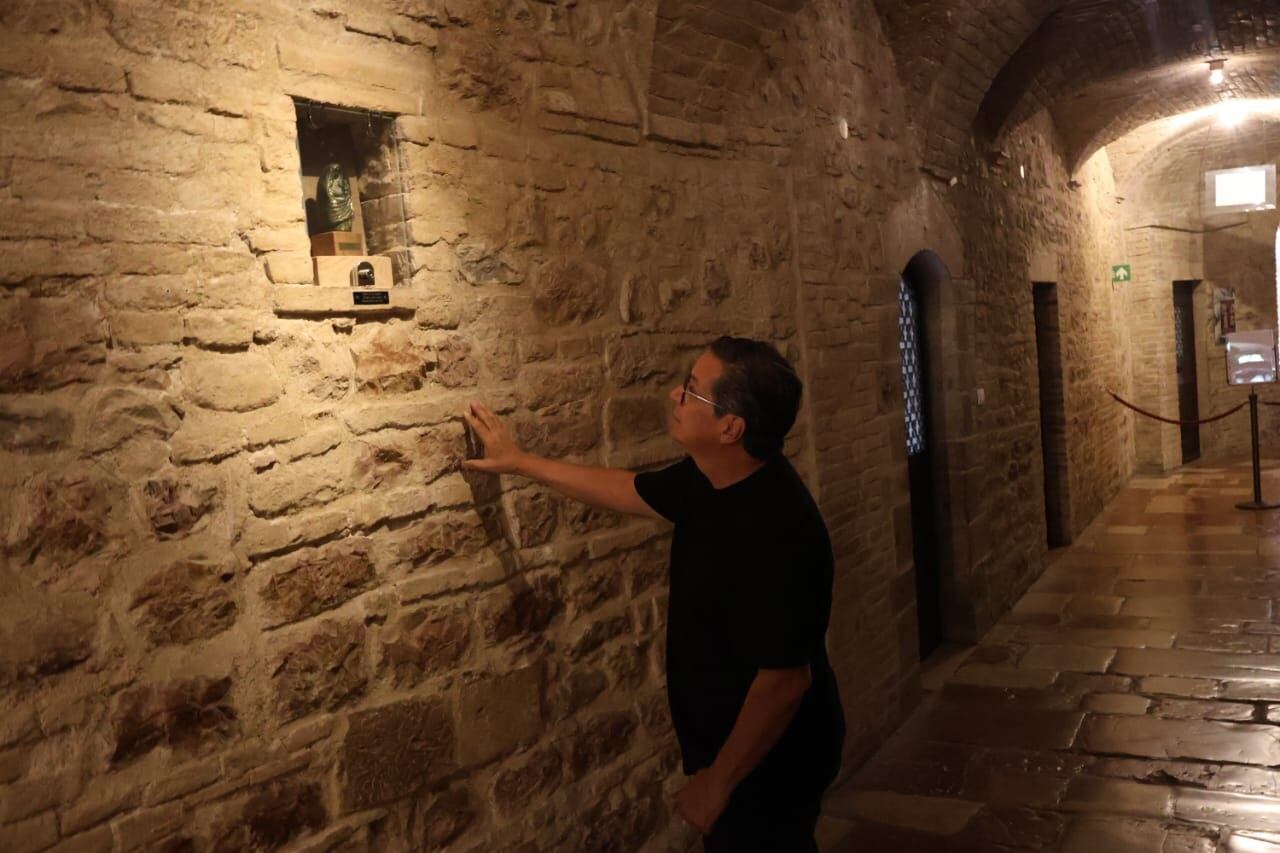 El pasado 10 de julio el escultor costarricense, Luis Alonso Ramírez, estuvo de visita en el Santuario Basílica de Nuestra Señora de los Ángeles en Asís, Italia.