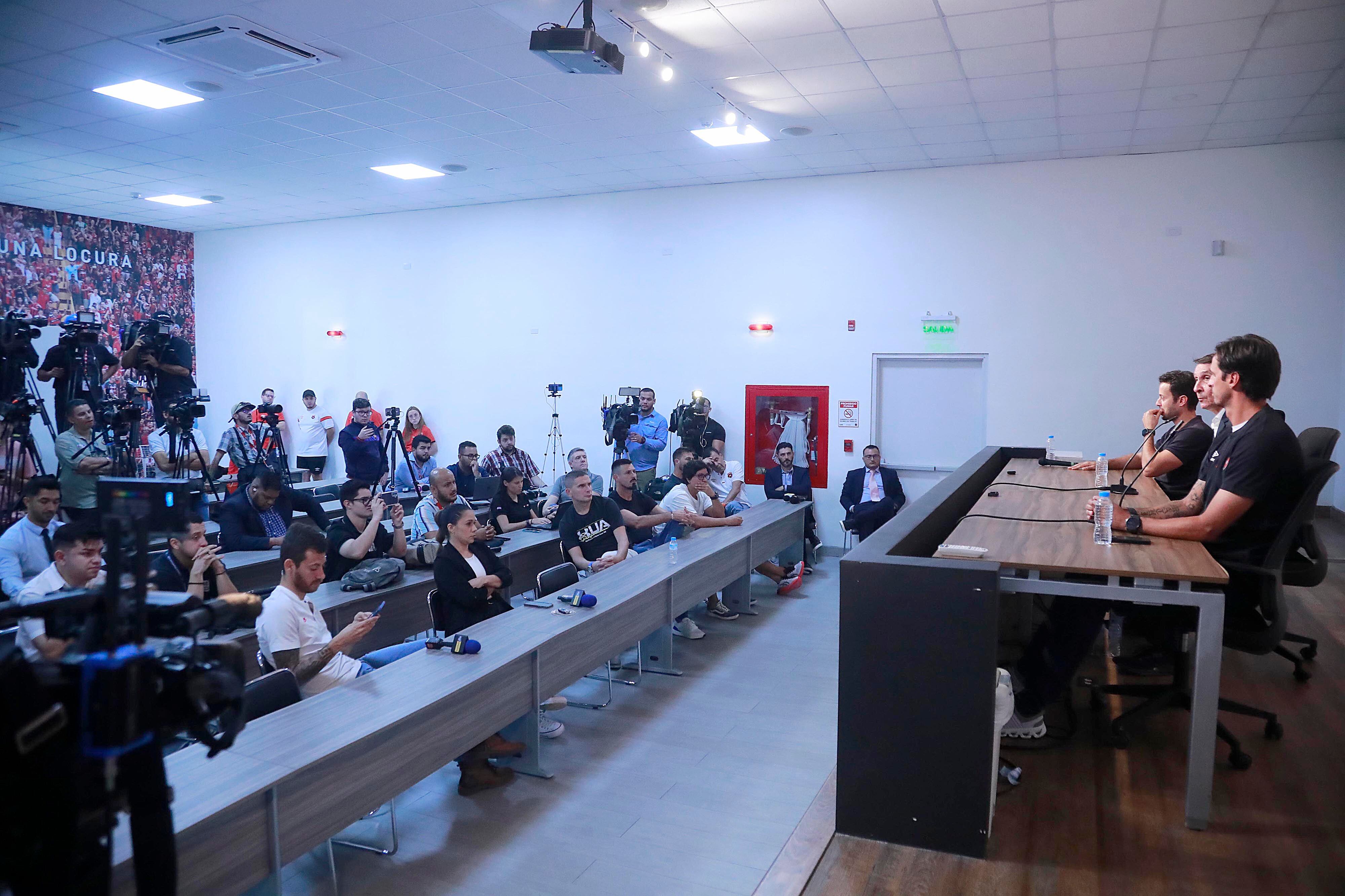 12/03/2024 Turrucares. Este martes fue presentado Alexandre Borges Guimaraes como nuevo director técnico de Liga Deportiva Alajuelense, en las instalaciones del Centro de Alto Rendimiento (CAR). A Guima lo acompañarán dos brasileños y Bryan Ruiz, quienes fueron presentados por el gerente deportivo, Javier Santamaría. Foto: Rafael Pacheco Granados