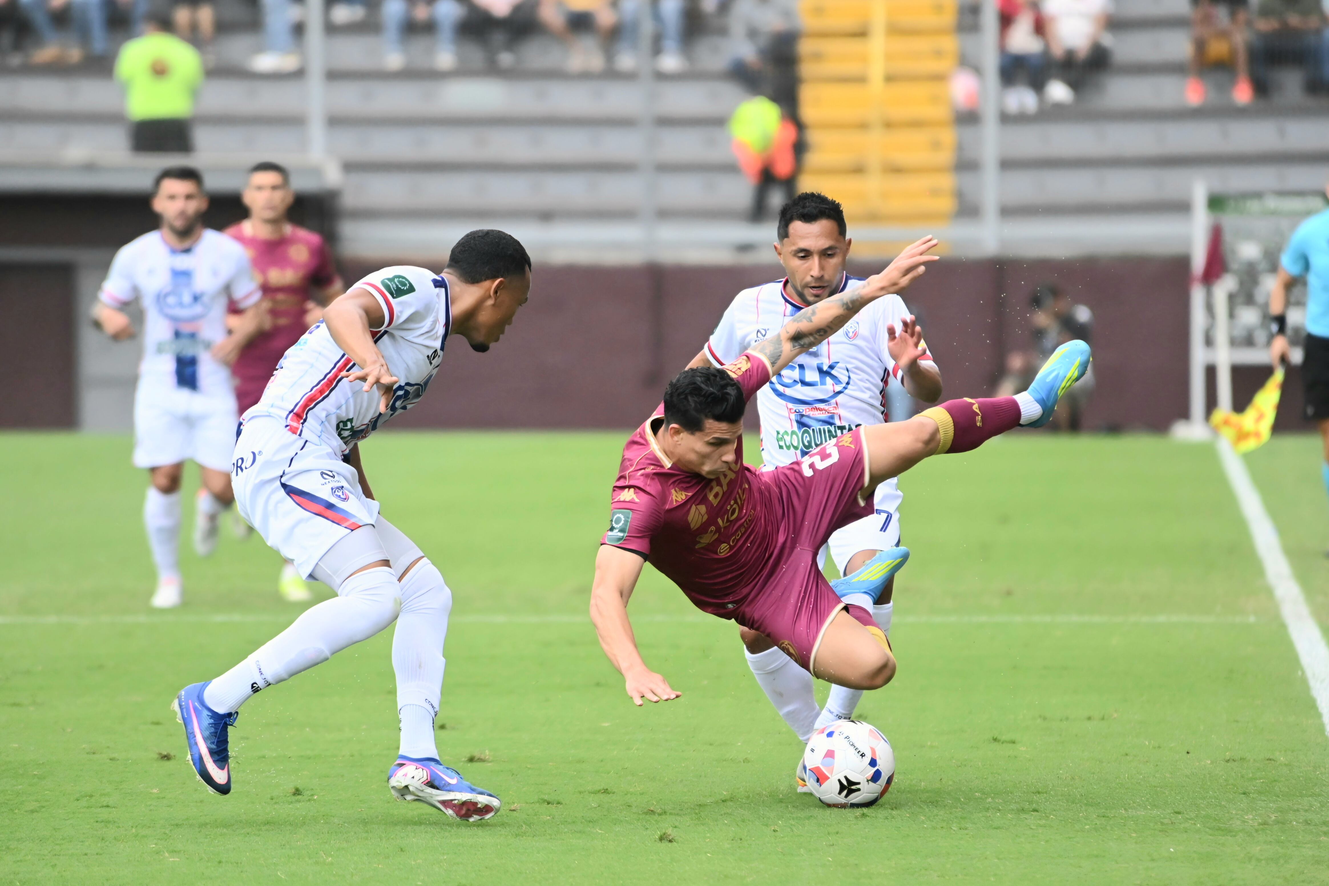 02 de agosto del 2026. Estadio Ricardo Saprissa. 16:00 hrs. El Deportivo Saprissa se enfrenta al San Carlos FC en la jornada 2 del Torneo de Apertura 2026 del Campeonato Nacional de fútbol de la Primera División. En la foto: los técnicos Hernán Medford y Walter Centeno y acciones importantes del juego. Foto: Albert Marin.