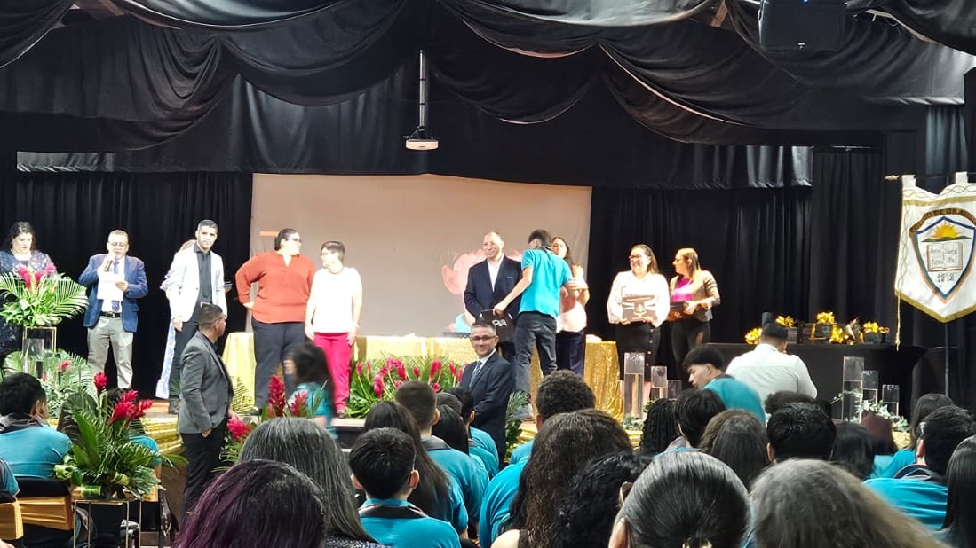 Entrega de certificados de noveno año del colegio de Gravilias