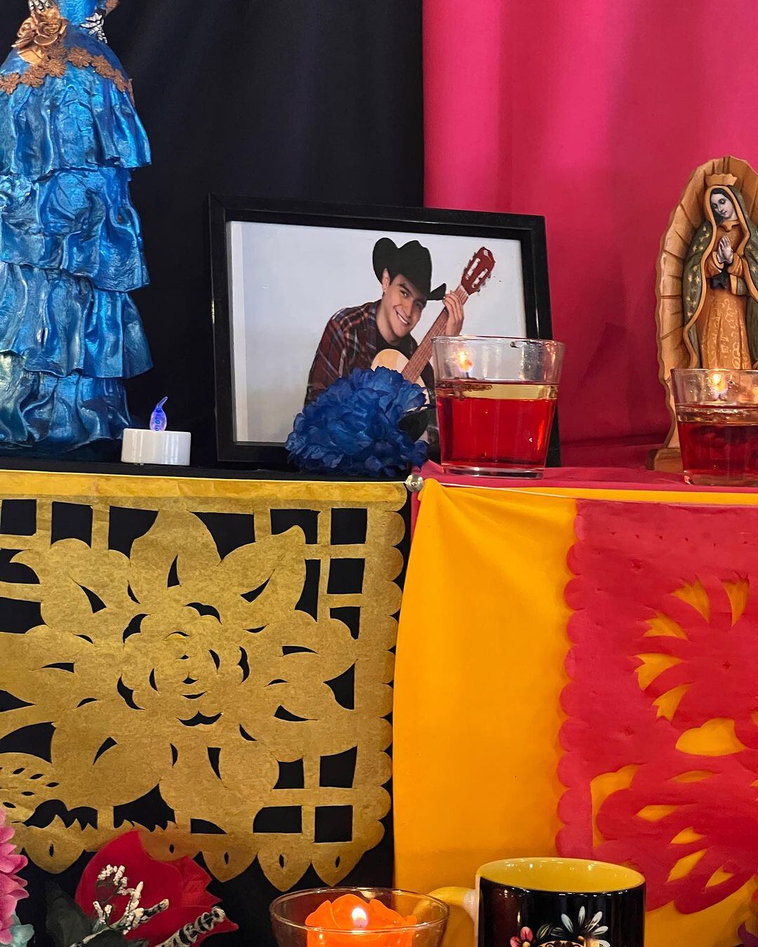 Gerardo Zamora en altar de muertos. Ginnés Rodríguez y sus hijos recibieron bonita sorpresa.