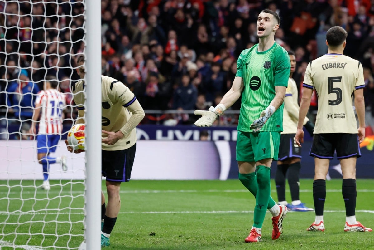 Barcelona's Spanish goalkeeper #13 Joan Garcia reacts to Atletico Madrid's second goal during the Spanish Copa del Rey (King's Cup) semi final first leg football match between Club Atletico de Madrid and FC Barcelona at Metropolitano Stadium in Madrid on February 12, 2026. (Photo by Oscar DEL POZO / AFP)