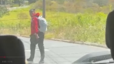 Video: OIJ busca a motociclista que habría amenazado a camionero con una navaja