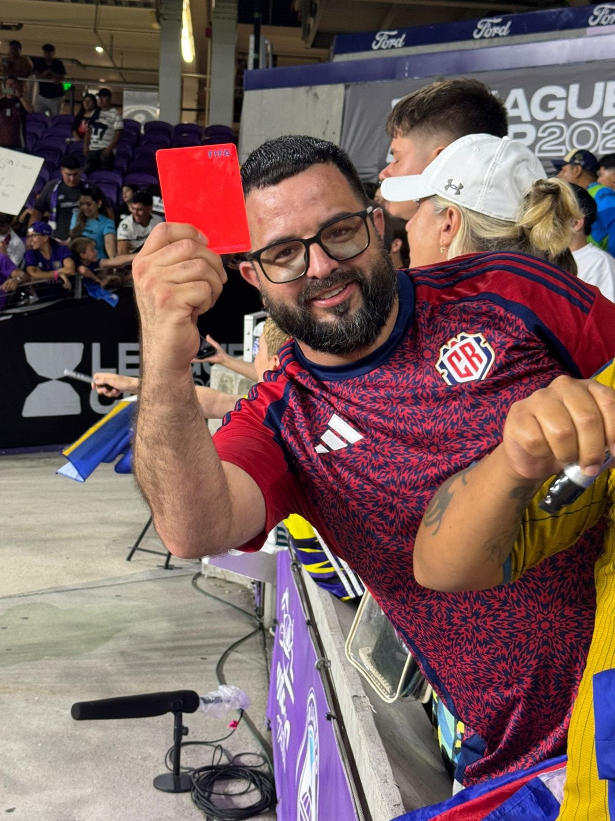 Keylor Herrera le regaló a un tico la tarjeta con la que expulsó a Keylor Navas, el sábado, en el juego de la Leagues Cup. Foto tomada de X de Kevin Jiménez.