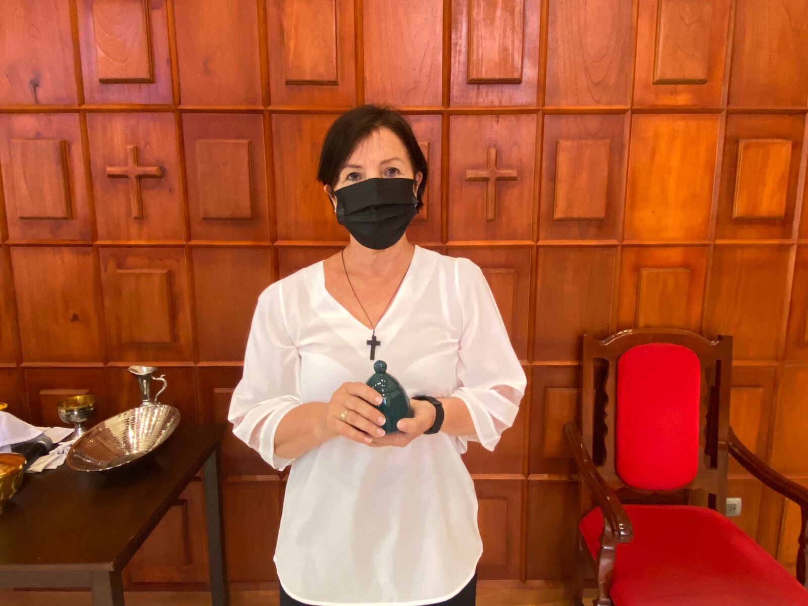 Anabelle Molina González, ministra de la comunión en Ciudad Quesada, le impone ceniza en la cabeza a doña Marta Bolaños