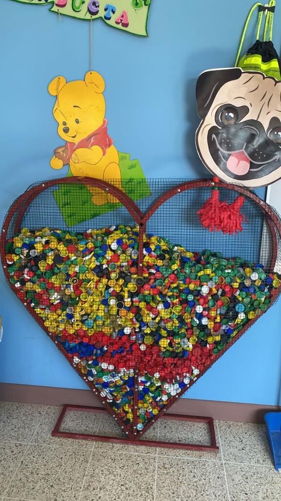 Amanda de los Ángeles Quesada Ramírez, es una niña de 10 años que, tras haber llegado a una cita al Hospital de Niños, se enamoró del proyecto de llenar corazones de metal con tapitas de botellas de plástico