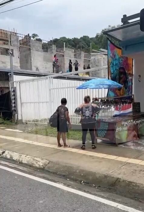 Tras recibir la descarga eléctrica el hombre cayó de más de dos metros de altura. Foto ANI.