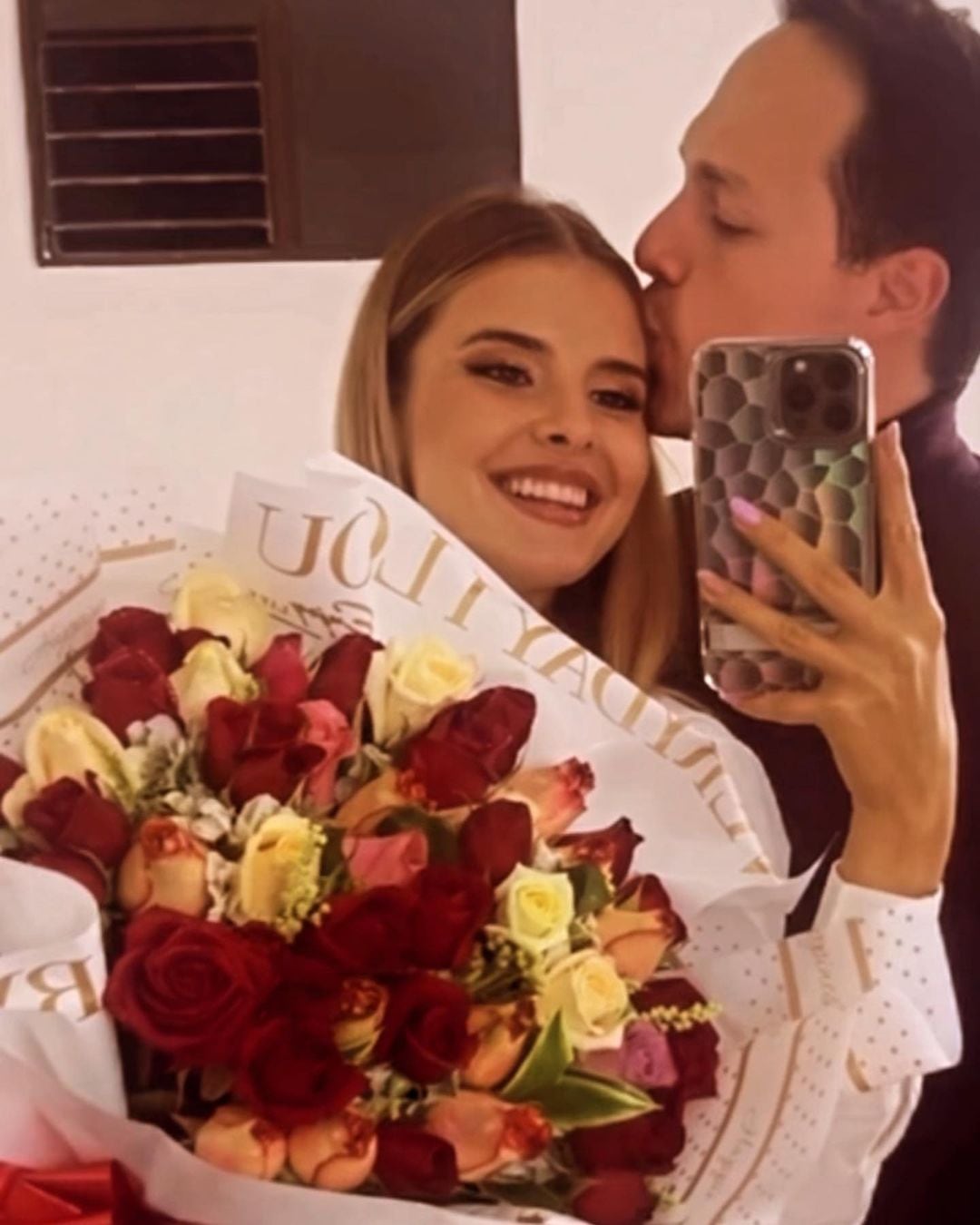 Presentador Rafael Pérez y su novia Mahyla Roth Benavides.