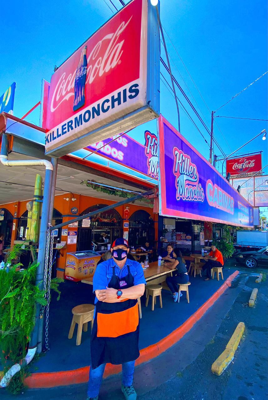 Don Rodrigo Flores Bolaños es de Orotina y su srestaurante Killer Monchis se salvó porque él se agarró de la higiene y la bolsita del doctor chapatín
