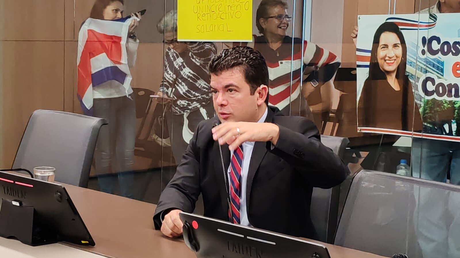 Álvaro Ramos compareció en la Asamblea Legislativa