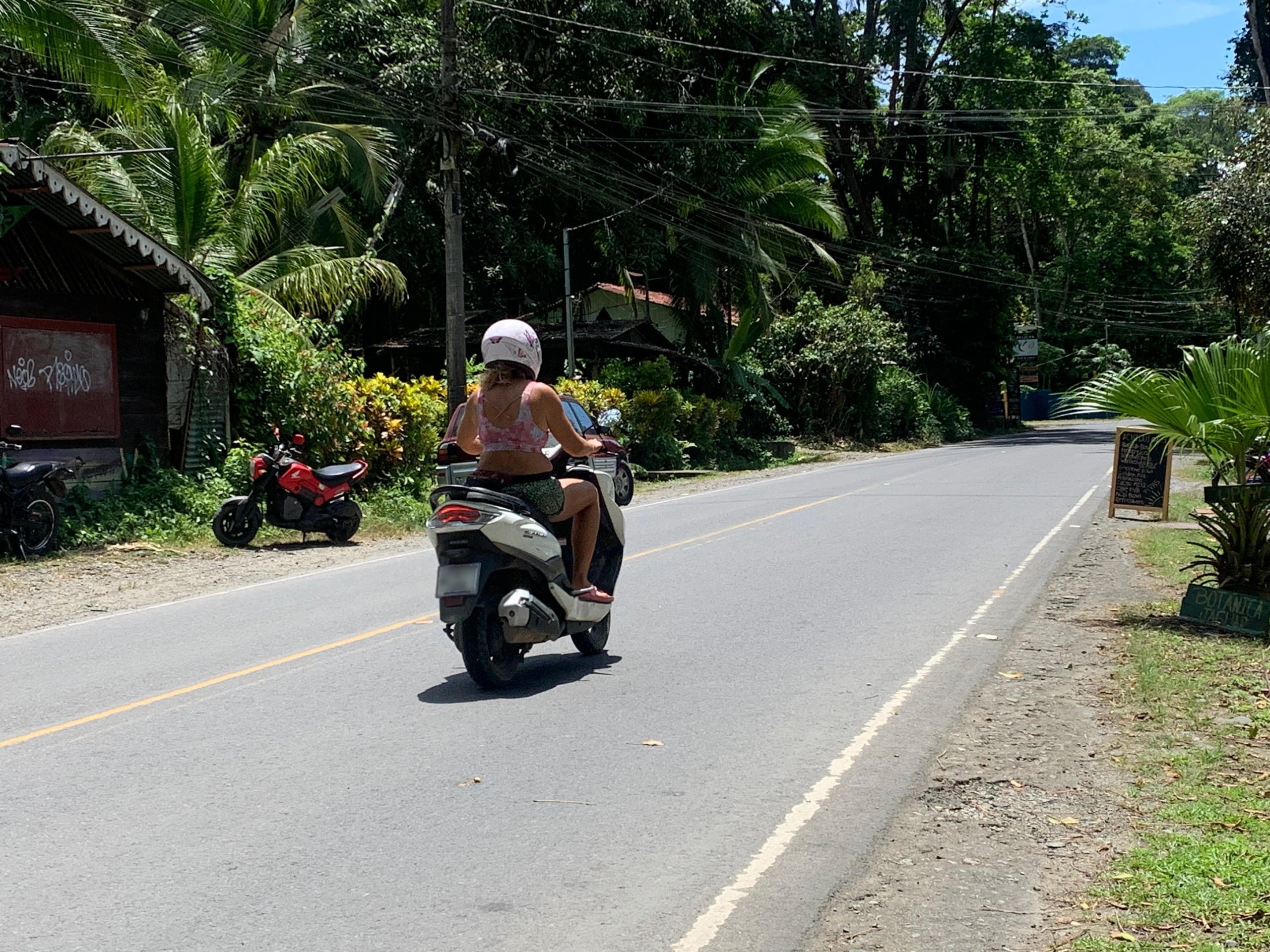 Los motociclistas y sus acompañantes deben utilizar el casco de forma correcta para no exponerse a una alta multa.