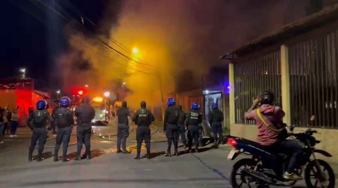 Un incendio en la 25 de Julio, en Hatillo, reporta el Cuerpo de Bomberos.