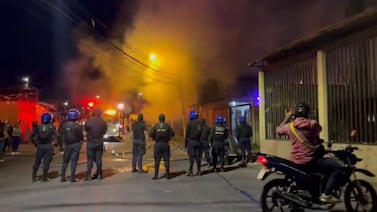 Fuerte incendio deja una familia sin casa en Hatillo