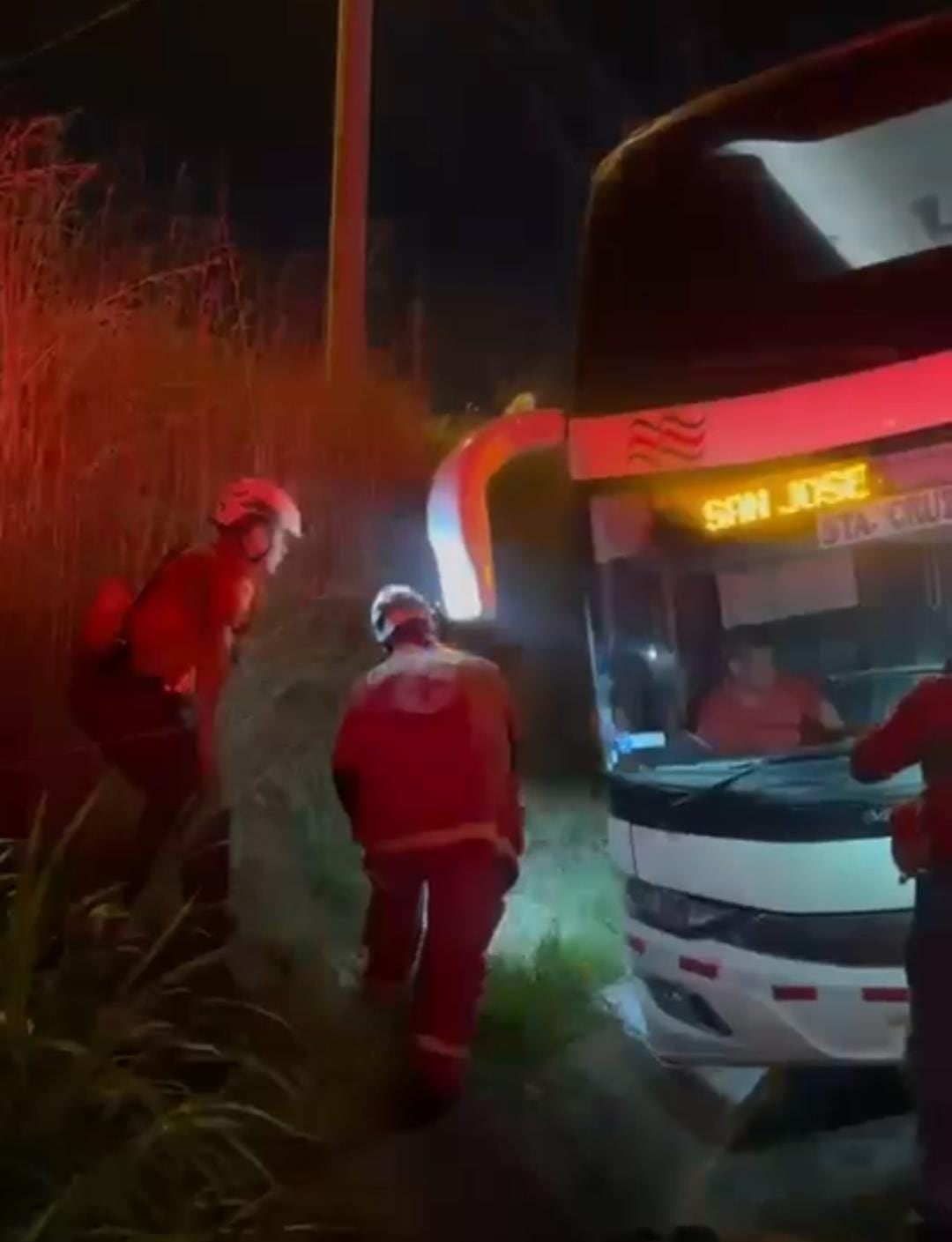 La emergencia se reportó pasadas las 7:20 de la noche y movilizó varias unidades de la Cruz Roja Costarricense.