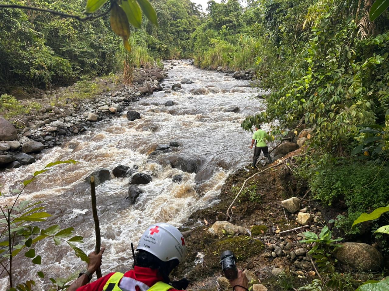 Hallan con vida a extranjera arrastrada por río en Guácimo. Foto Cruz Roja.