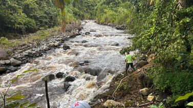 Encuentran con vida a muchacha extranjera que fue arrastrada por el río más de un kilómetro