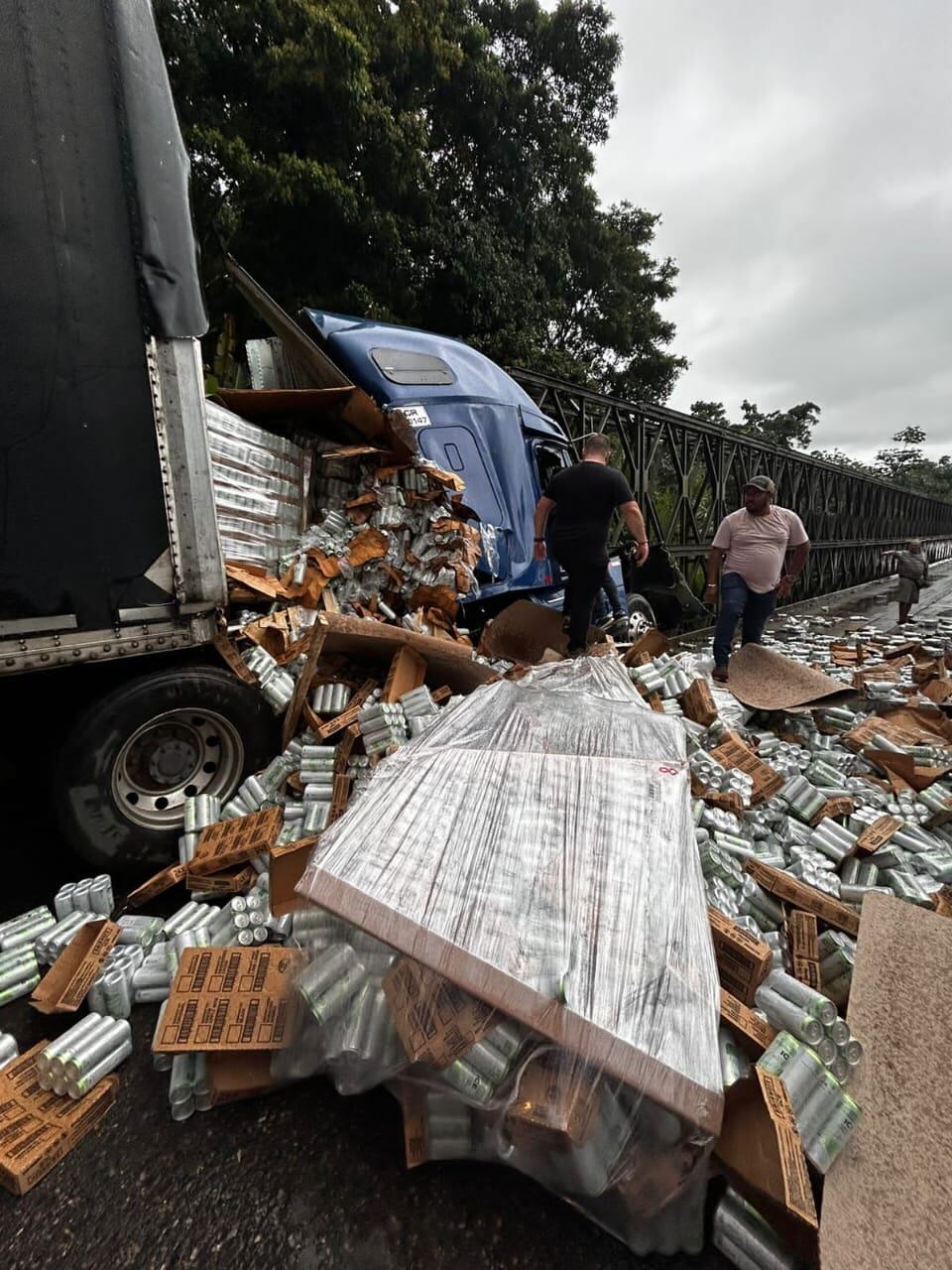 Un trailero está vivo de milagro tras un violento choque contra la estructura del puente bailey en Coronado de Osa, sobre la carretera costanera sur. Foto: Cortesía para La Teja
