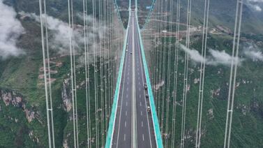 El puente más alto del mundo inaugura una cafetería de cristal a 800 metros de altura en China