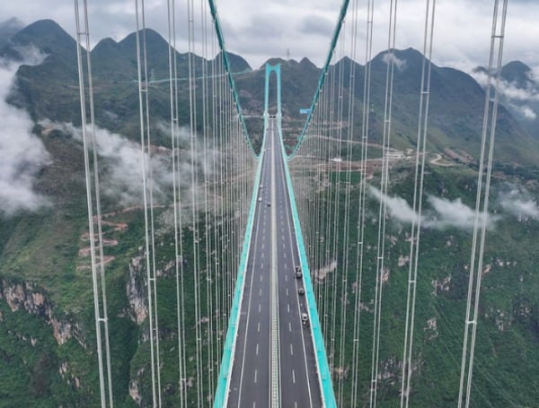 El puente más alto del mundo, en Guizhou, China, abrió una cafetería de cristal a 800 metros de altura con vista 360 grados. Un destino que une ingeniería, turismo y aventura.