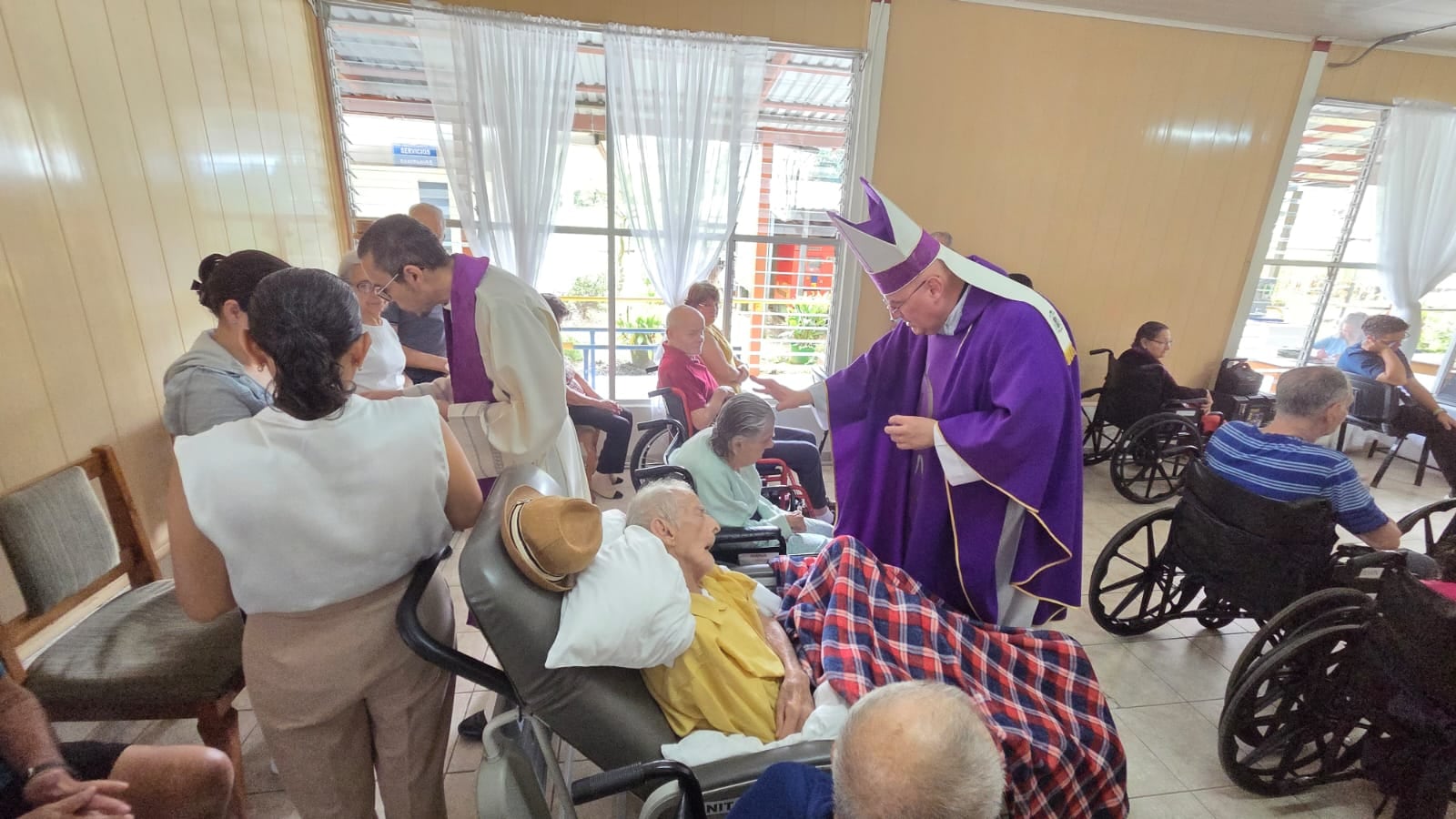 Durante la misa y unción de los enfermos que realizó monseñor José Manuel Garita, obispo de Ciudad Quesada, en el sancarleño Hogar de ancianos San Vicente de Paul, el sacerdote invitó a todos los católicos a que “no tengamos miedo de acercarnos al dolor ajeno”.