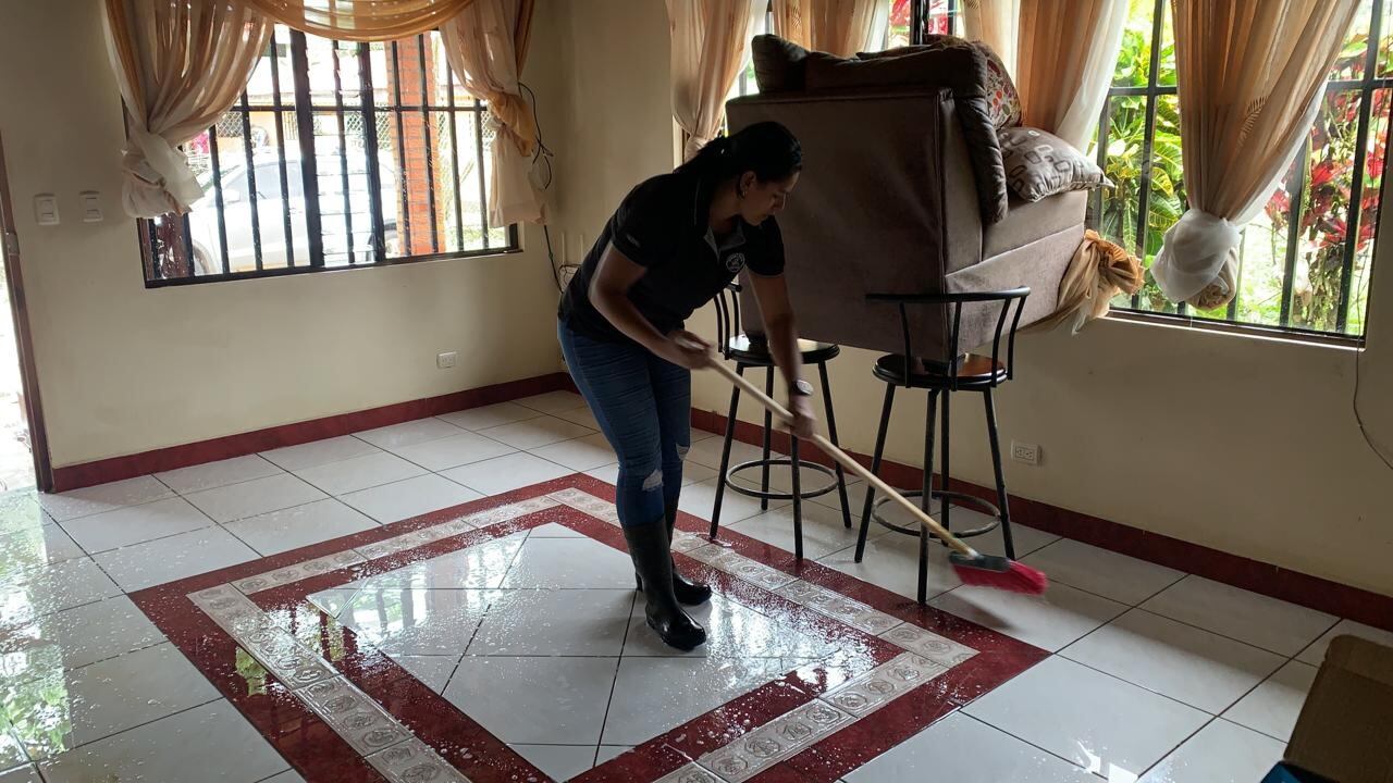 Un grupo de trabajadores del hospital de Upala había hecho planes para disfrutar del fin de semana largo el pasado 24, 25 y 26 de julio, pero las inundaciones cambiaron sus planes y decidieron solidarizarse con las familias, de su cantón vecino Guatuso