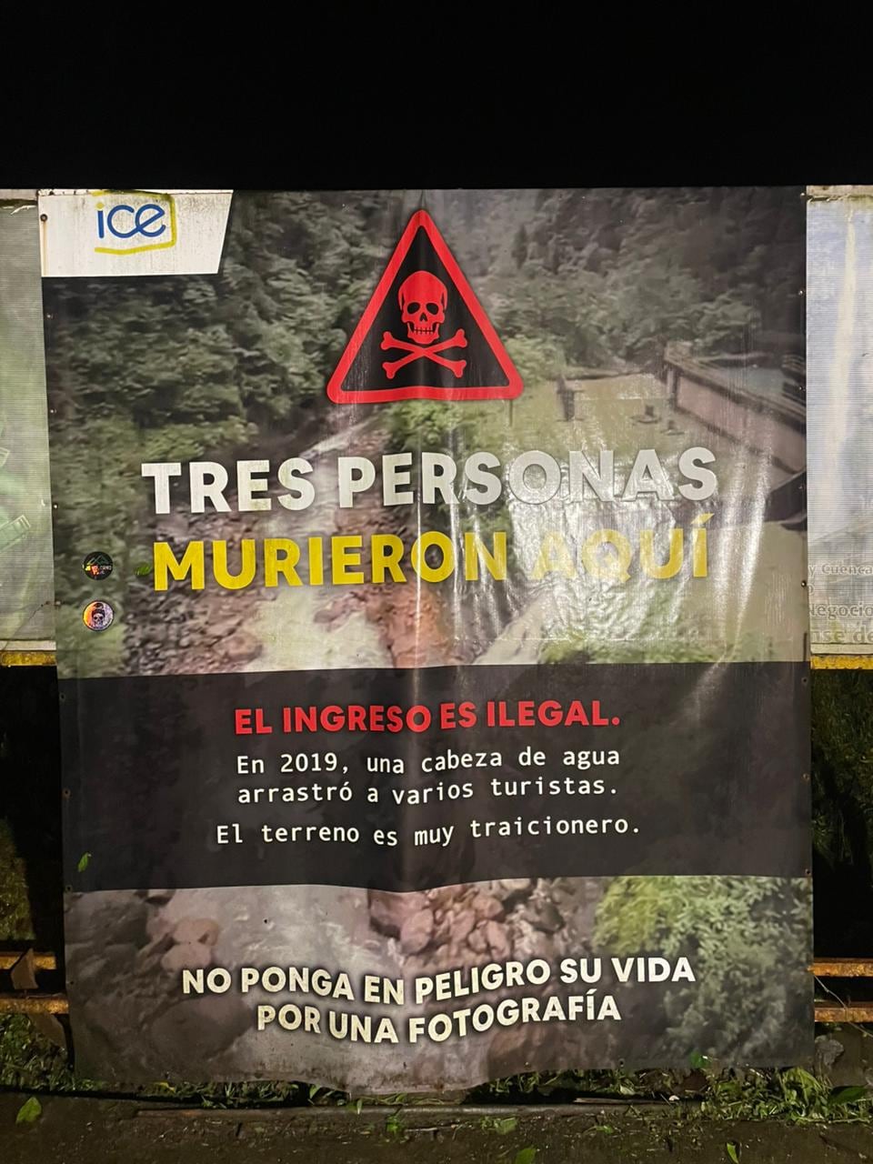 Cuatro personas fueron rescatadas en la Catarata Gata luego de ingresar a un sitio prohibido, el mismo lugar donde en 2019 murieron tres personas. Foto: Bomberos para La Teja