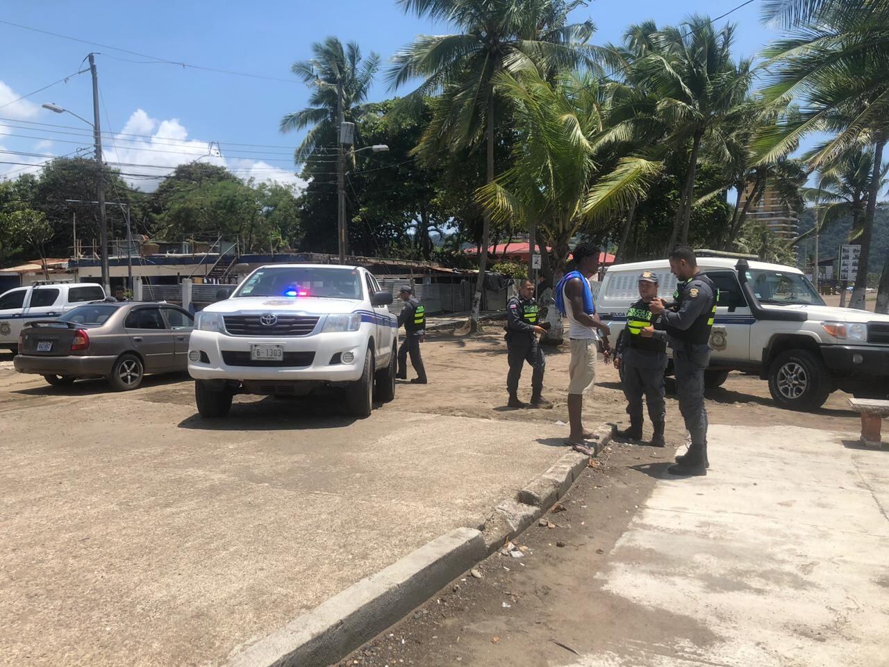 Once extranjeros detenidos en operativo migratorio en Jacó. Foto Migración.