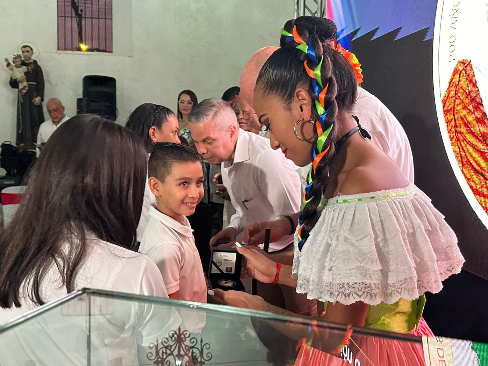 Karla Bustos Villavicencio tiene 18 años, vive en Alajuelita, es de puras y originales raíces guanacastecas y desde el pasado 24 de julio se convirtió, oficialmente, en la primera mujer en la historia del país que aparece en una moneda.