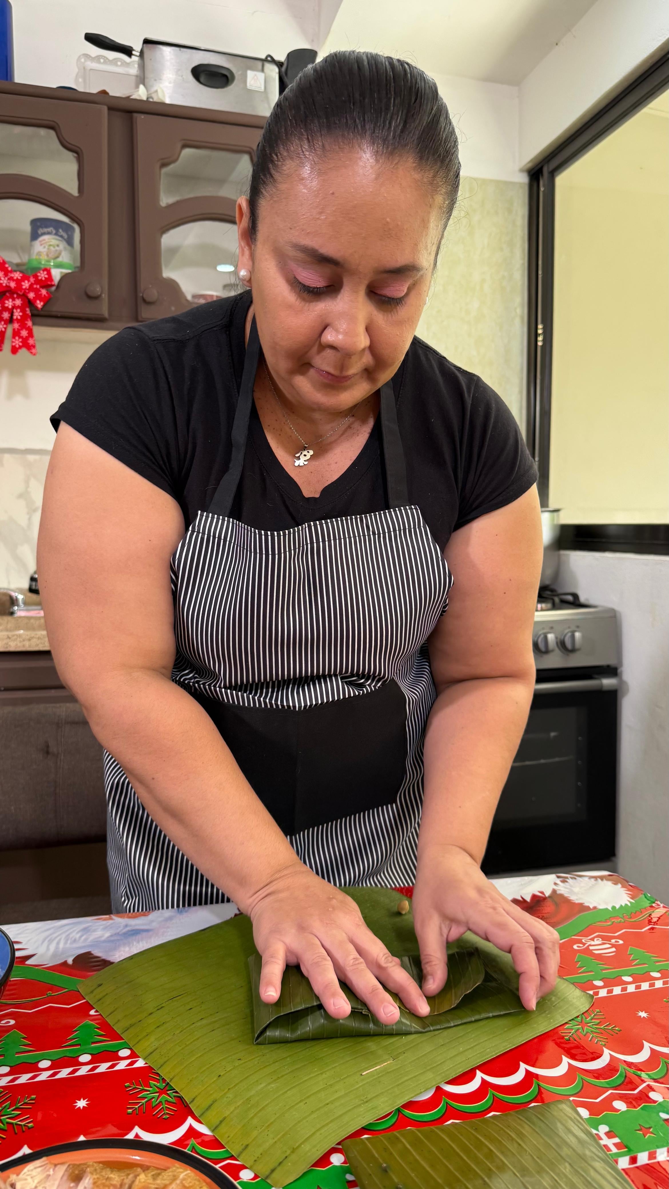 El segundo episodio del “Cazador de tamales” nos llevó a San Luis de Santo Domingo de Heredia, a la casa de doña Rebeca Fernández, quien con una receta secreta de Turrialba hace unos sabrosos tamales que nos dejaron encantados.