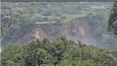 Enorme deslizamiento cayó sobre el río Virilla y un video captó el impactante momento