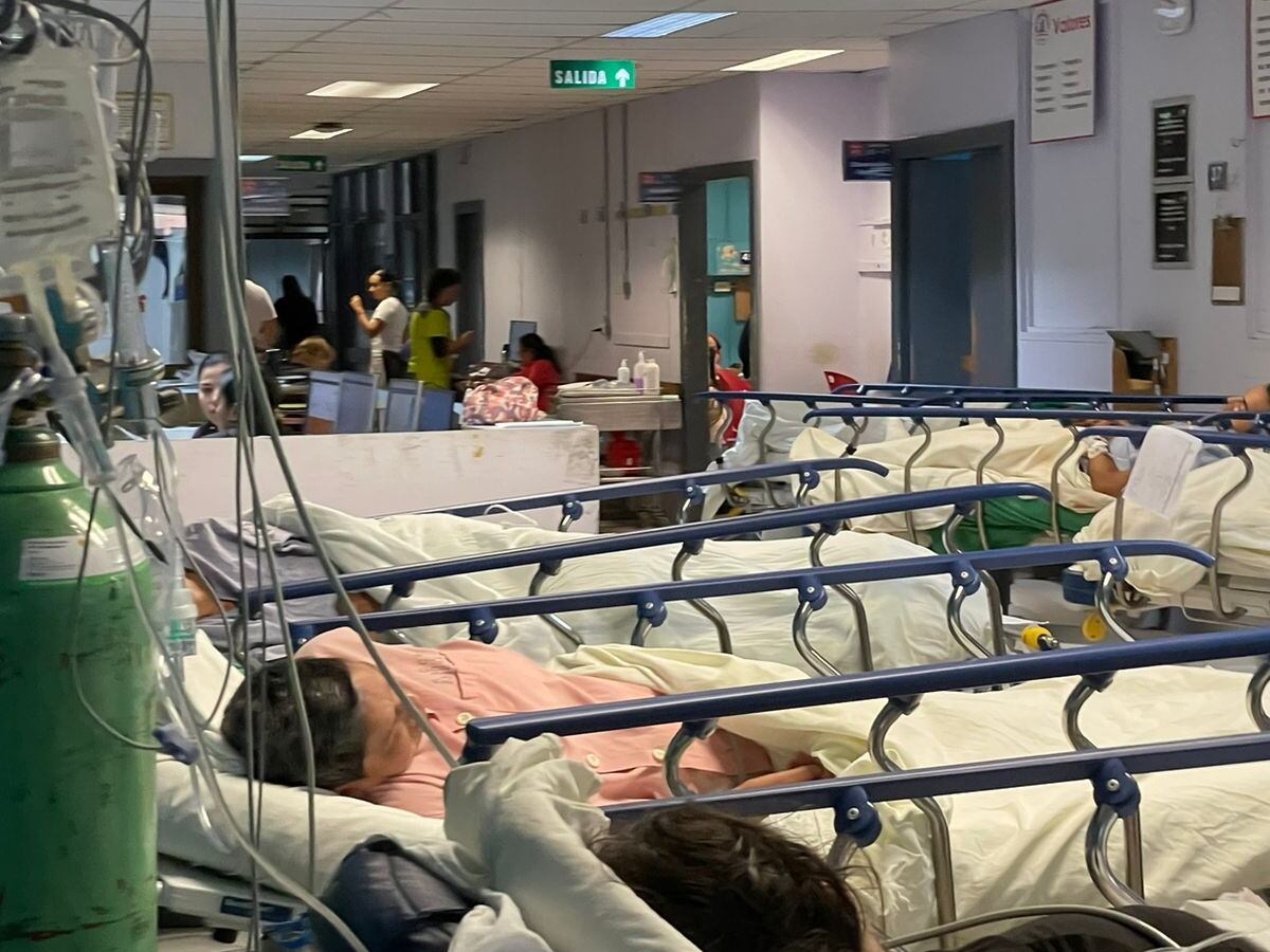 Se observa un salón de hospital llena de camas con pacientes.