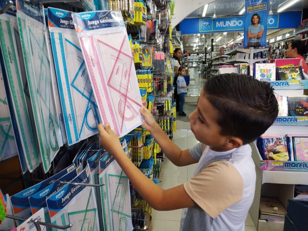 Mundo Mágico y La Teja se unieron para echarle el hombro a una familia de barrio Cristo Rey en San José, en la cual todos sus miembros arrancan esta semana el curso lectivo 2024. En la foto Mathías escoge un juego de geometría.