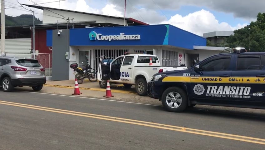 Asalto a sucursal de Coopealianza en Pejibaye de Pérez Zeledón. Foto Mario Cordero.