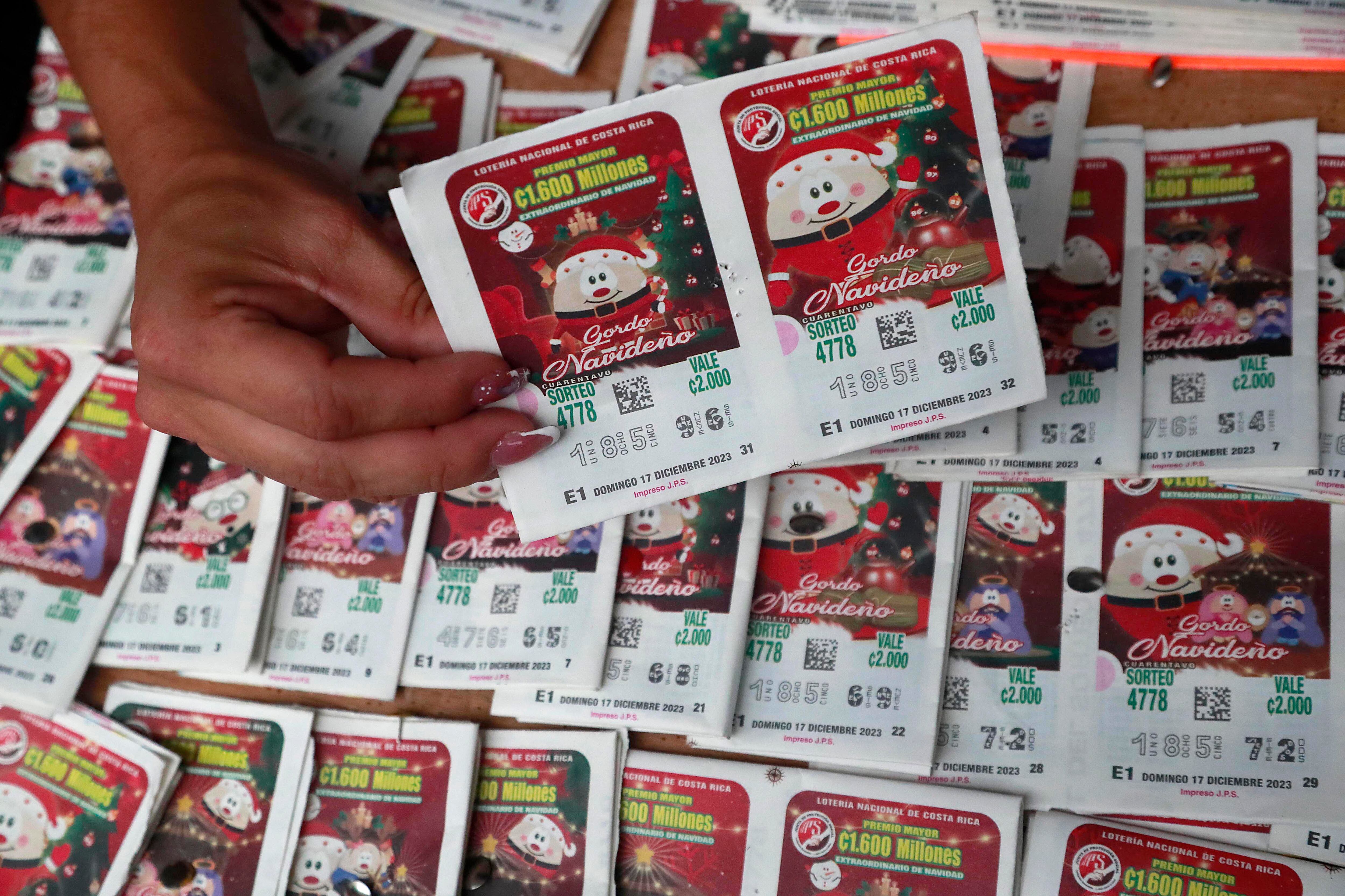 06/12/2023    San José. Vendedores de lotería aseguran que la venta de Navideña o Gordo navideño, como se le conoce, está muy mala.