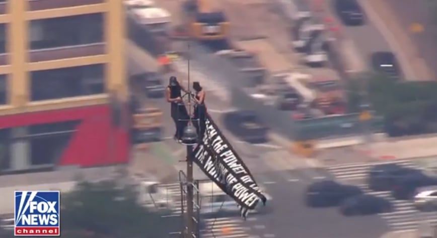 La pareja de aventureros Angela Nikolau e Ivan Beerkus sorprendió al comprometerse en la cima del Empire State Building. Conozca quiénes son y por qué terminaron detenidos.