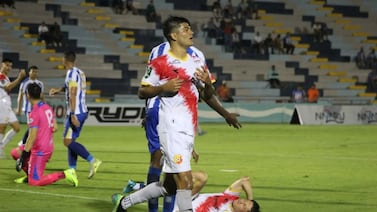 Jugador del Herediano se va a los golpes con un rival y el video se vuelve viral