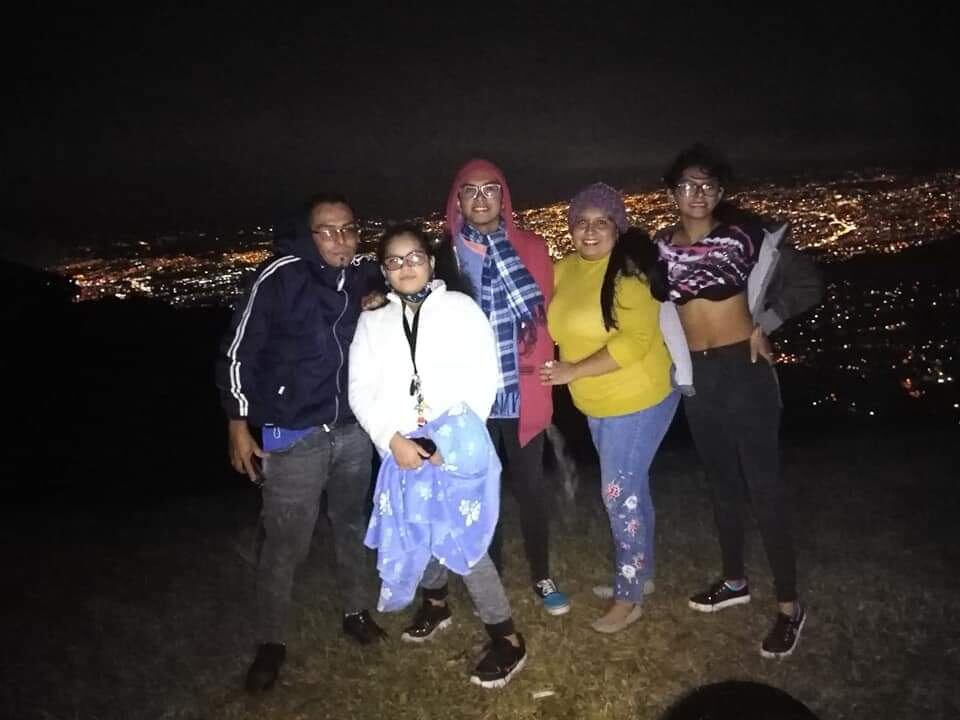 Una familia de Upala la pulsea bonito vendiendo ropa americana de segunda, pero como no tienen dinero para pagar un local, pusieron la venta a la orilla de la calle. En la foto, doña Diany Silva y a don Michael Palma, con sus hijos: André, Kristel y Melany.