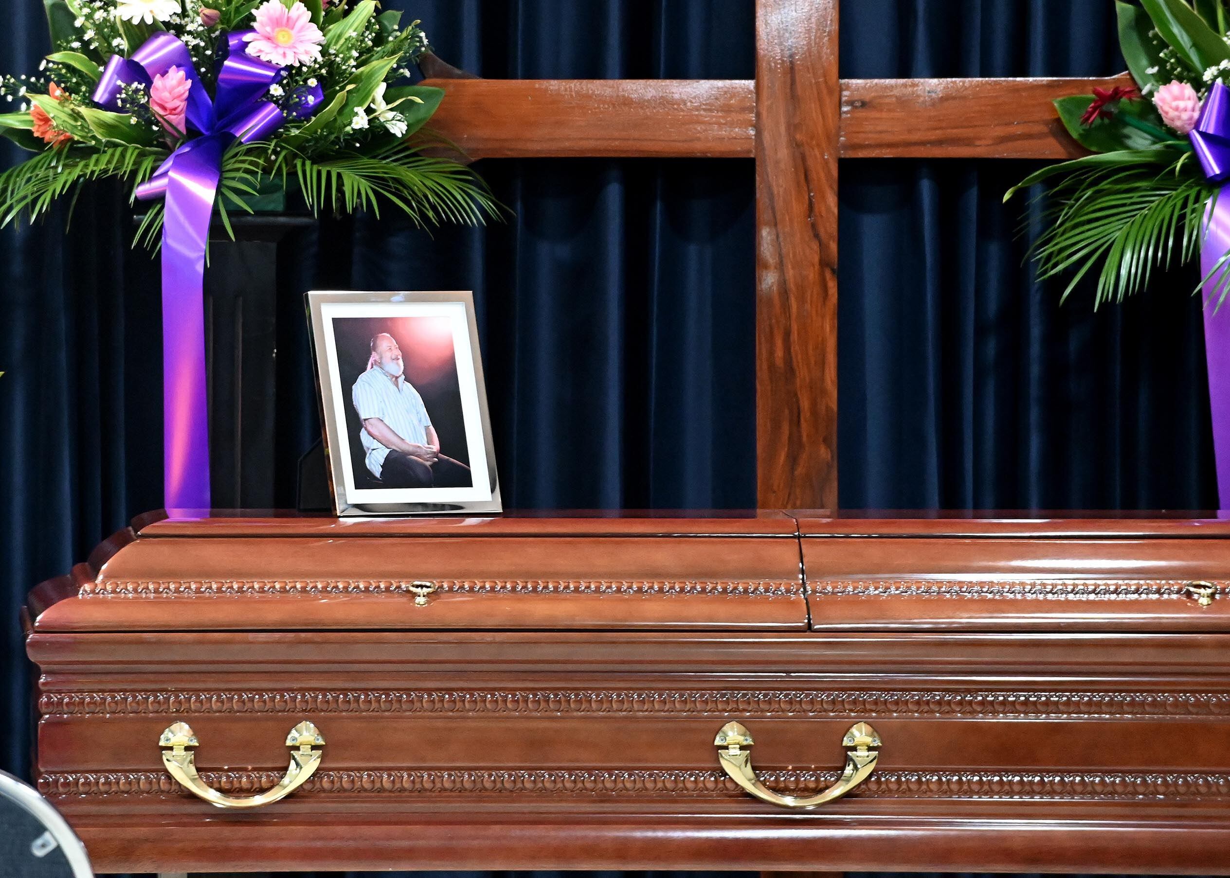 26 de junio del 2025. Funeraria Shalom en Tibás, San José. 18:00 hrs. Funeral del presentador y productor de televisión Nelson Hoffman quién falleció el día de ayer a la edad de 74 años. Cantantes, presentadores de radio y televisión y representantes de Canal 7 estuvieron presentes en el acto fúnebre. En la foto: Foto de don Nelson sobre el féretro. Foto: Albert Marín.