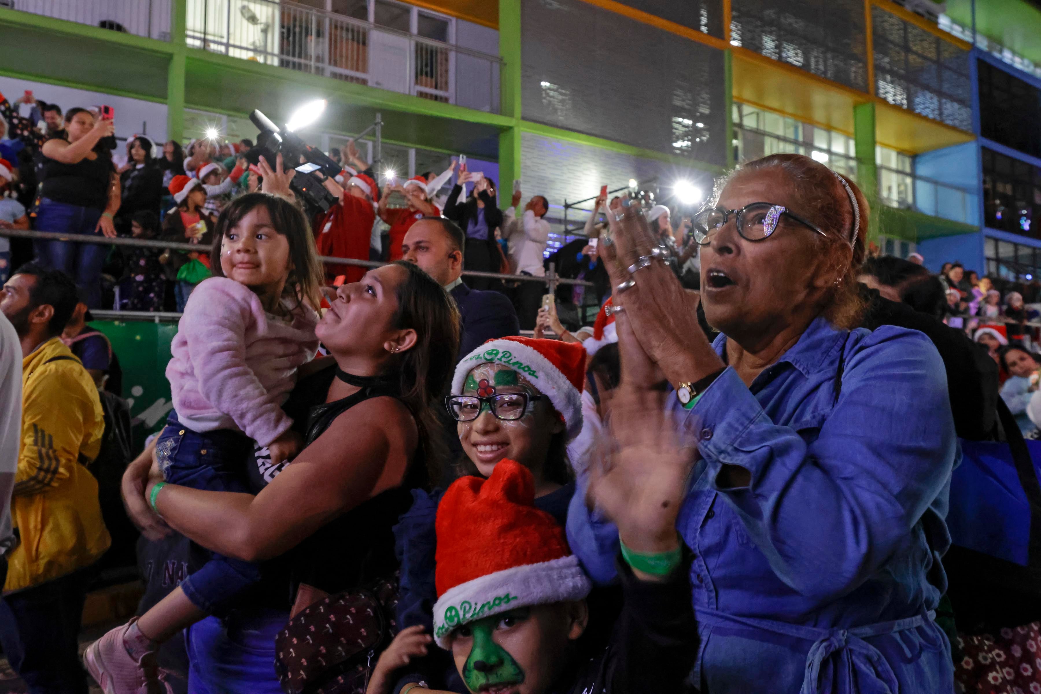 Iluminación Arbol Hospital Nacional de Niños