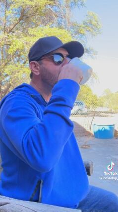 Un creador de contenido mexicano se embarcó al darle café tico a un tío.