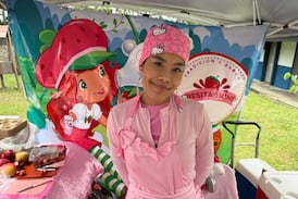 Joven nicaragüense vende fresas con crema para pagar la universidad y ser psicóloga