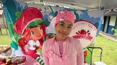 Joven nicaragüense vende fresas con crema para pagar la universidad y ser psicóloga
