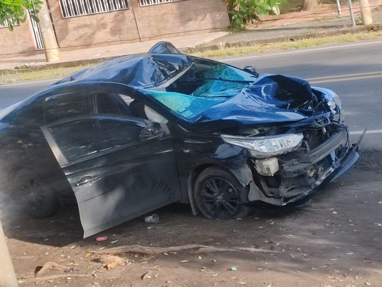 Así quedó el carro que atropelló al muchacho. Foto tomada de redes.