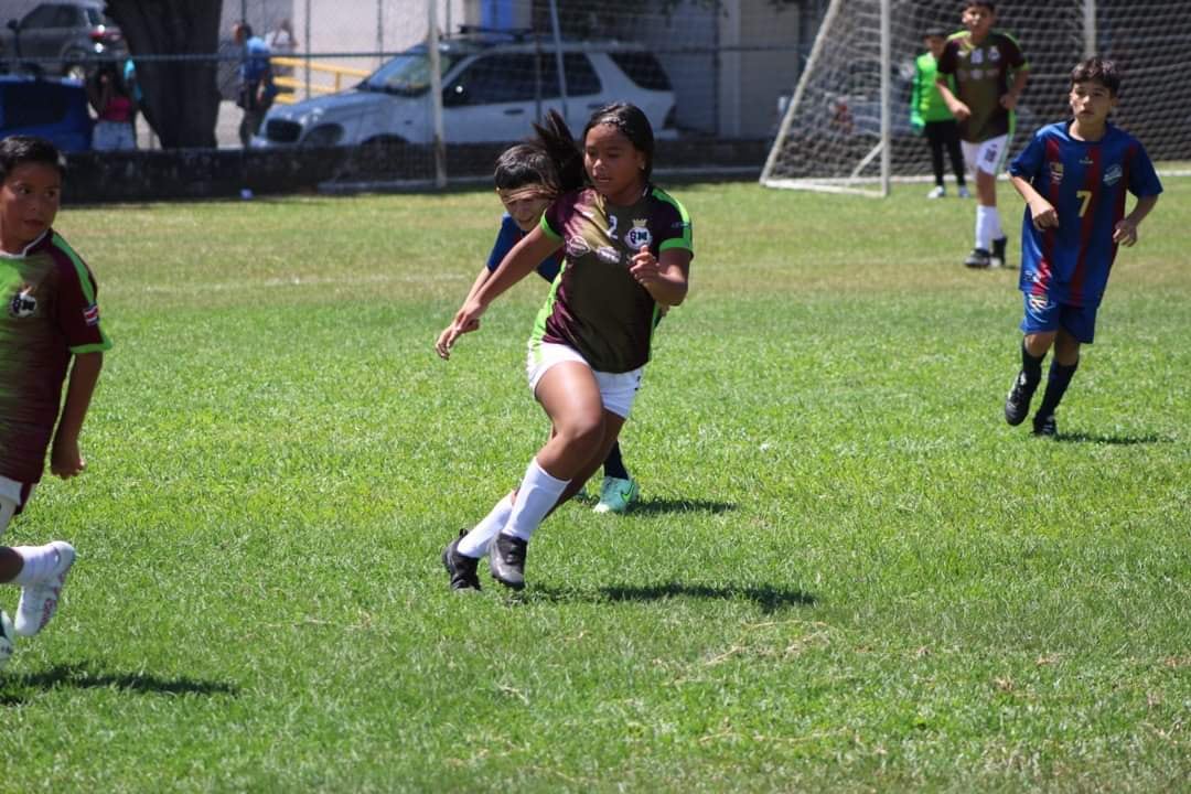 Mía Balladares tiene 12 años y juega en la academía San Migool. Foto: Cortesía.