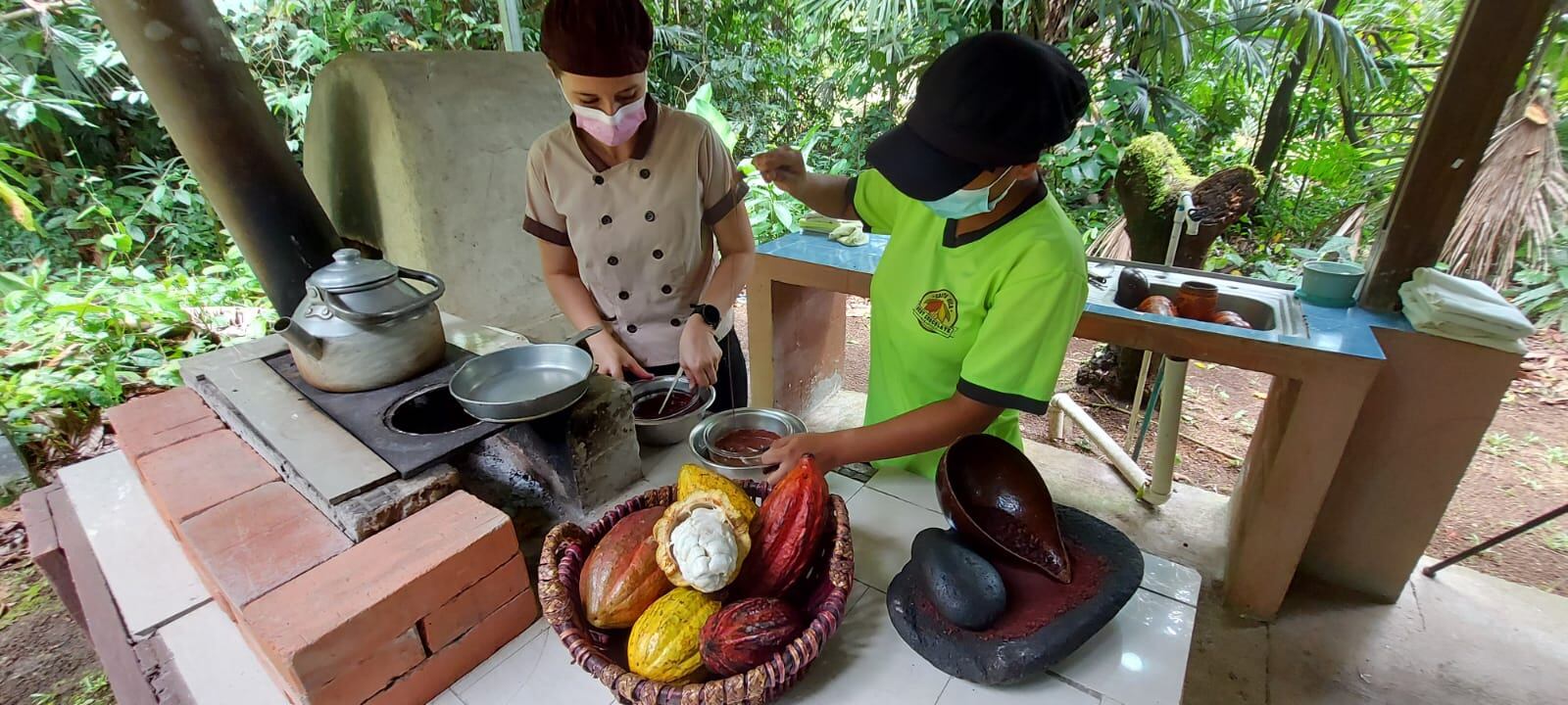 Rodolfo Alvarado, de 46 años, y Geiner Huertas, de 32 años, son dos guía turísticos de Sarapiquí, quienes tienen el emprendimiento Costa Rica Best Chocolate que aprovecha el chocolate y la naturaleza de la zona.