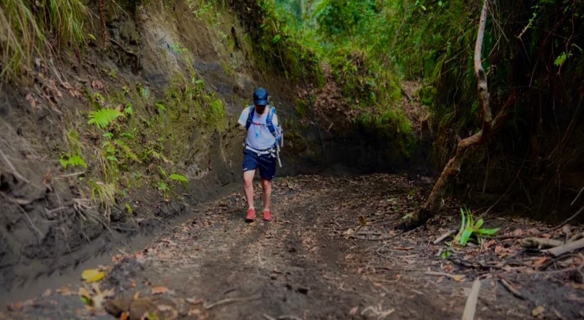 El motivador Alex Reyes está listo para iniciar el ascenso al Cerro Chirripó.
