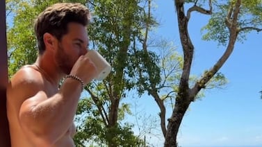 El modelo estadounidense Jimmy Dew disfruta de Costa Rica mientras le llueven piropos