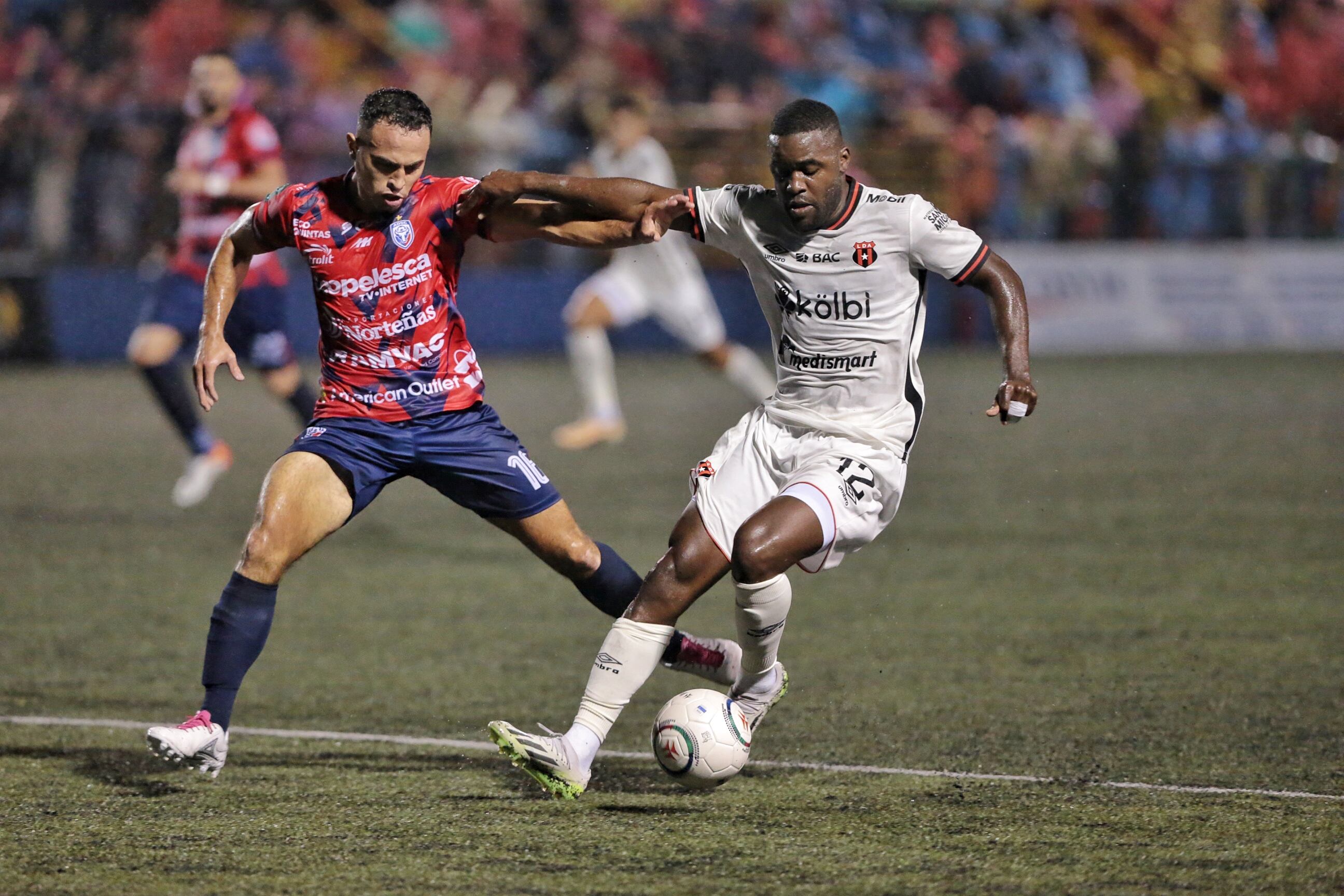 25/01/2024/ Juego entre AD San Carlos vs Liga Deportiva Alajuelense por la jornada  4 del torneo clausura de la copa Promerica en el estadio Carlos Ugalde de Ciudad Quesada / Foto John Durán