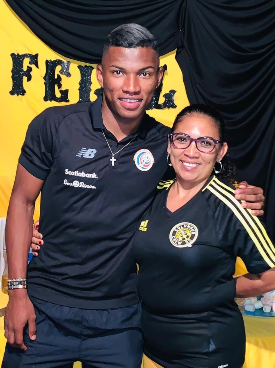 Volante Luis Díaz, jugador de la MSL y su familia, vecinos del Barrio Guadalupe de Nicoya. Cortesía.