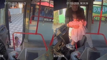 Niña de 2 años subió sola a un autobús sin que nadie se diera cuenta y todo quedó en impactante video